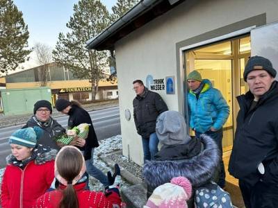 Mathias �berreichte Reiner Sch�tz einen Geschenkkorb als kleines Dankesch�n f�r die sehr interessanten Einblicke.