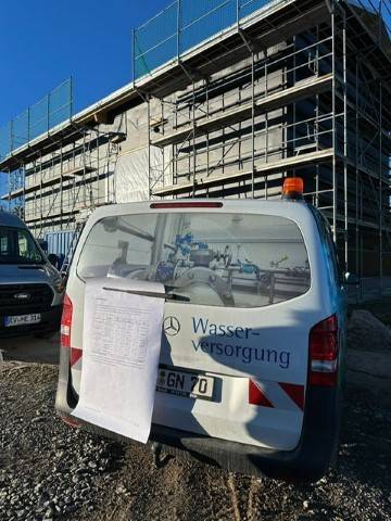 Zudem hatt er Informationsmaterial ausgeh�ngt