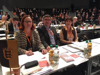 Tag 3 am Bundesparteitag: Die beiden Stellvertretenden Kreisvorsitzende Marianne Schiller und Mathias Schleicher mit der Kreisgesch�ftsf�hrerin Renate Pendzialek (vlnr)