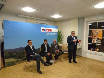 Thomas Blenke MdL (zweiter von Rechts) referierte �ber die Polizeireform und zeigt anhand mehrerer Beispielen auf, warum die von oben herab gedachte Reform nicht effizient funktioniert und Unzufriedenheit schafft.