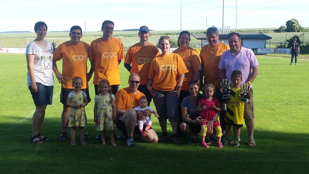 Unsere Elfer-Schtzen mit Fanclub