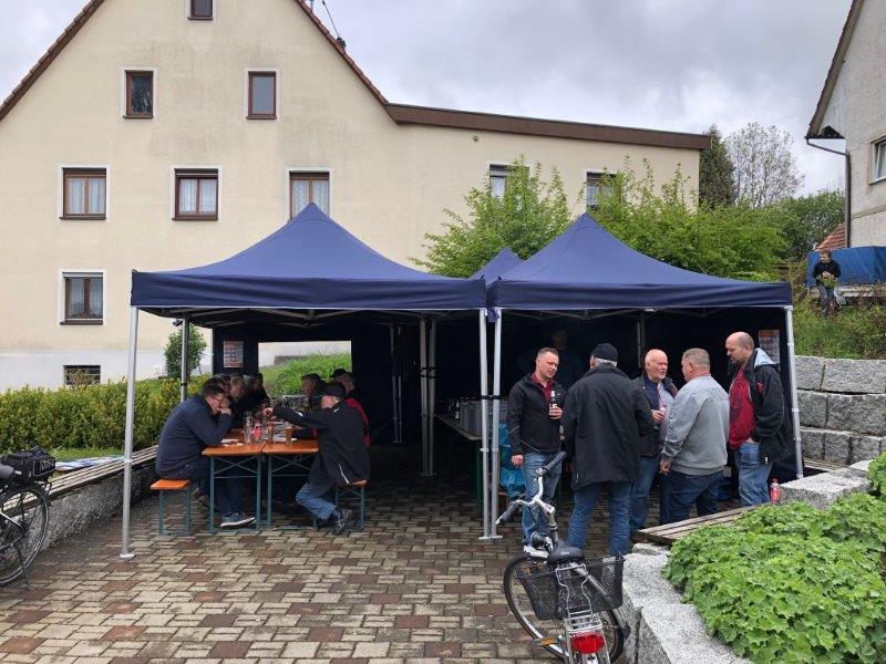 Lebhaft diskutiert wurde beim Mnnerfrhschoppen am Brunnenplatz