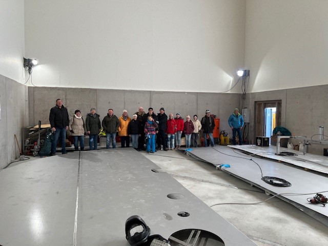 Ein Teil der Wandergruppe beim Besichtigen des Hochbehlters