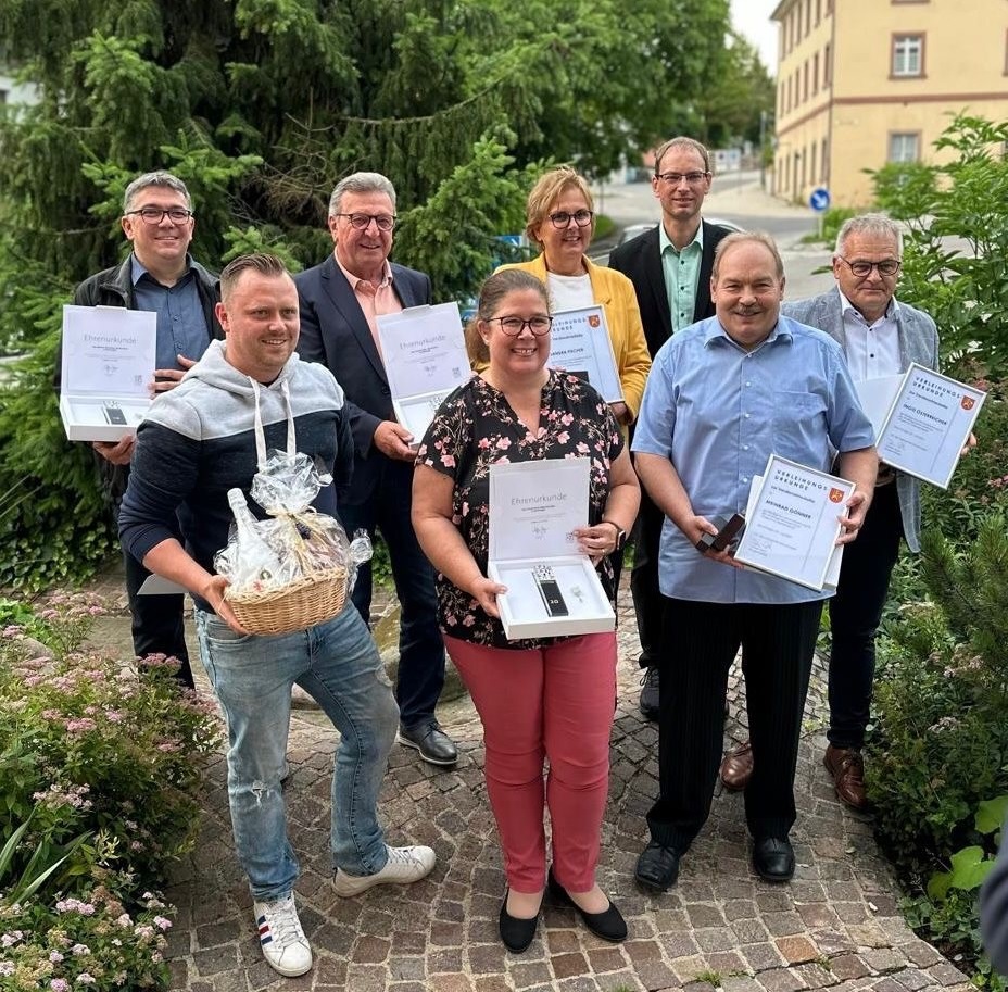 Brgermeister Torben Dorn mit den Geehrten
v.l.n.r. Mathias Schleicher, Vincent Merz, Gnther Haffa, Nicole Schill, Sandra Fischer, Torben Dorn, Meinrad Gnner, Ingo sterreicher