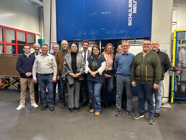 Gruppenbild vor einem 400to.-Stanzautomat der Fa. Mannhardt GmbH