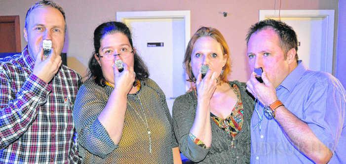 Vor Beginn des ersten Schwarzwlder Nasenpfeifen-Wettbewerbs ben die Teilnehmer im Nebenraum fleiig, um dann anschlieend ein gutes Bild vor der Jury abgeben zu knnen. Bild: Albert Bantle 