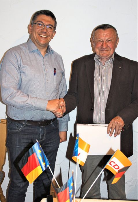 Mathias Schleicher berreichte Hans Pfann (rechts) eine Urkunde. Foto: Preu Foto: Schwarzwlder Bote