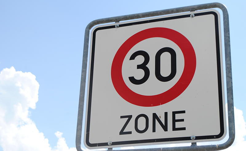 Ein Schild mit Tempo 30 (Symbolbild). | Bild: Juliane Schlichter 