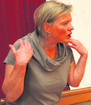 Mut machen zum Nein-Sagen wollte Therapeutin Anke Maier ihren Zuhrern, die der Einladung des CDU-Ortsvereins Dauchingen gefolgt waren.  Bild: Fein 